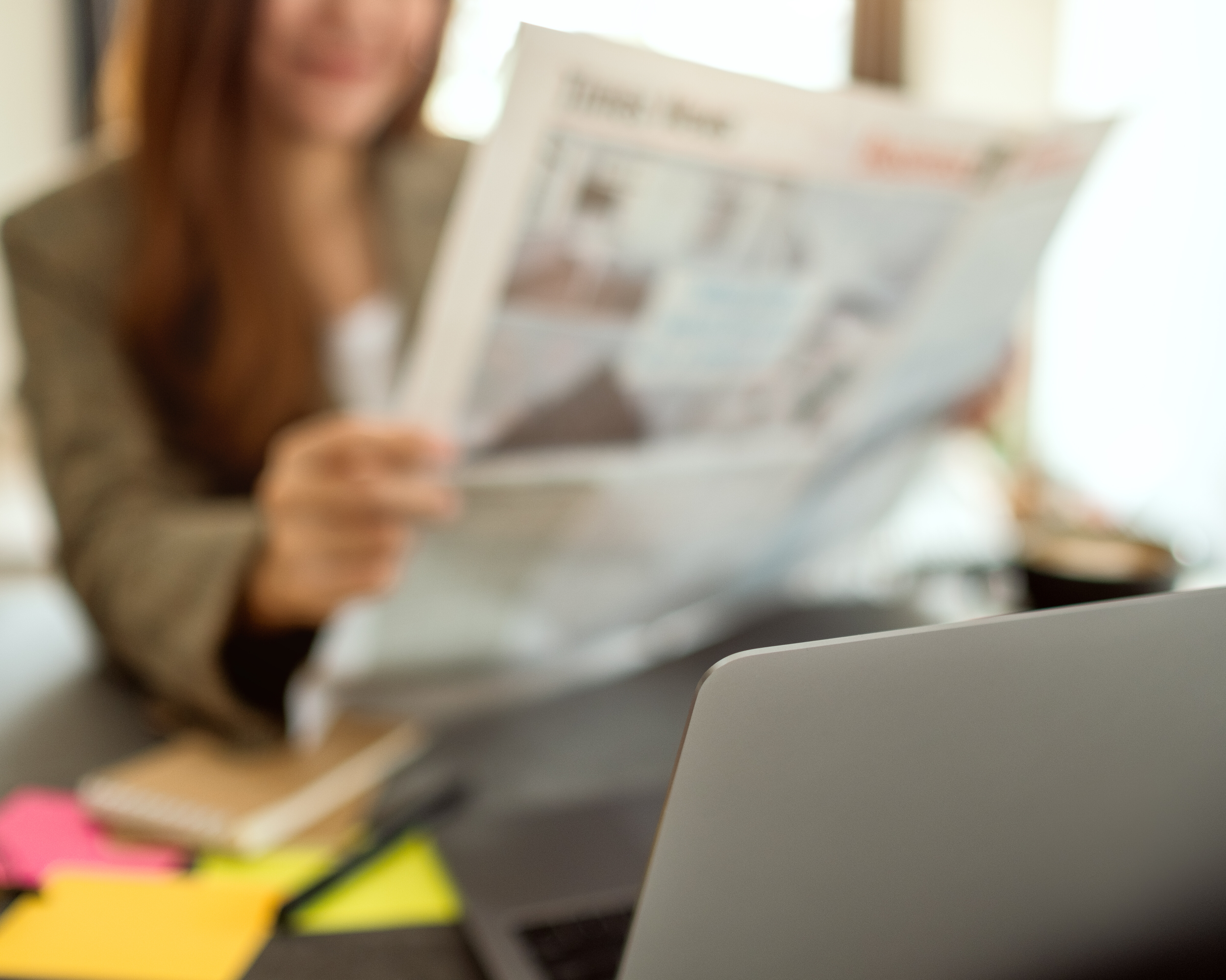 mujer leyendo el periódico