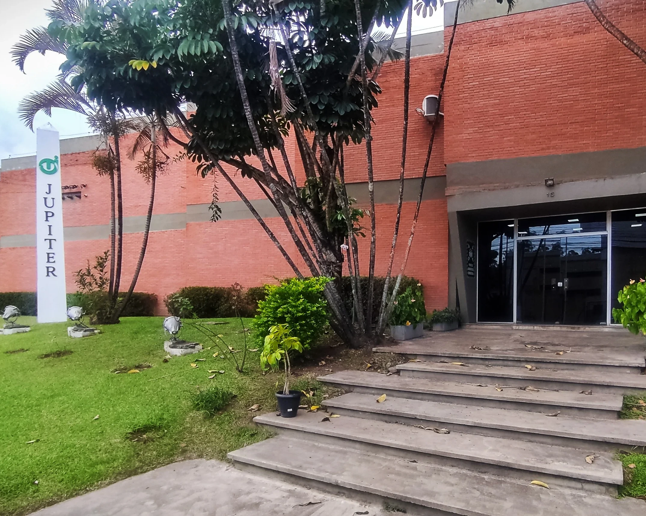 Fachada exterior de la empresa Jupiter