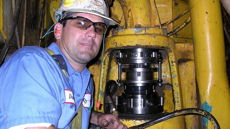 hombre frente a una máquina
