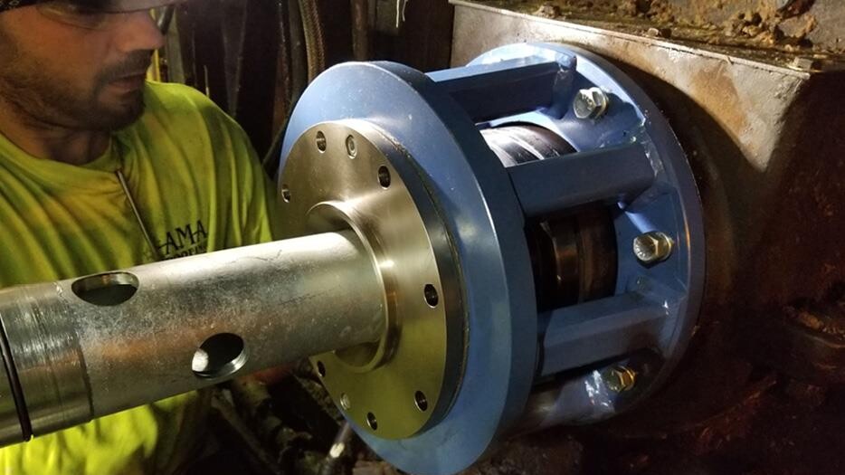 Hombre realizando una instalación.