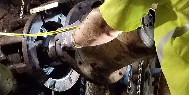 Hombre realizando reparaciones en el campo