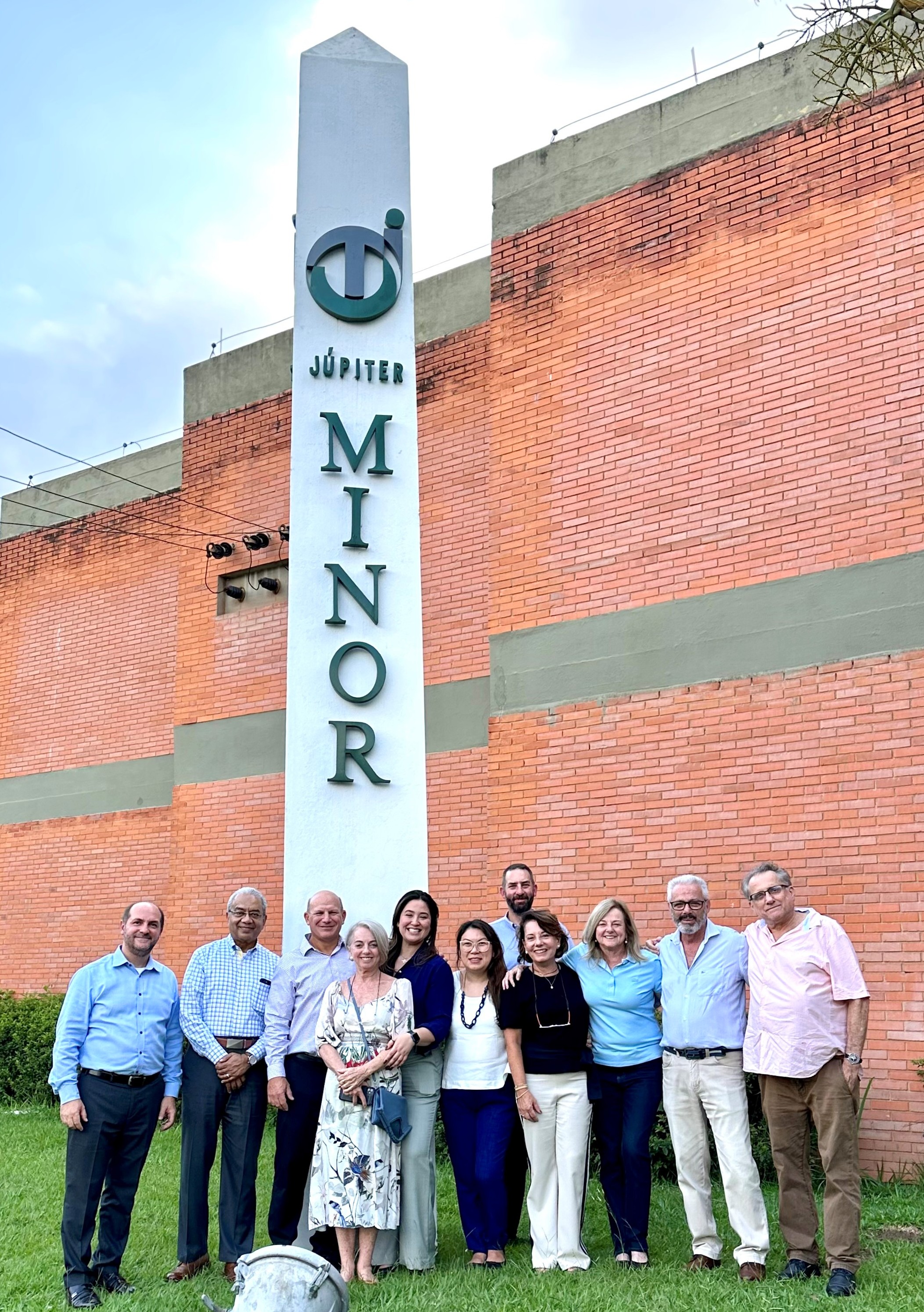 personas frente a Minor personas frente a Minor